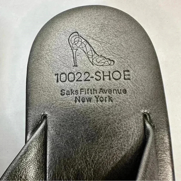 Sak’s Fifth Avenue 10022-SHOE Metallic Leather Sandals. Size 8 - Picture 5 of 11